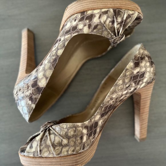 Stuart Weizman Python Beige Peep Toe Pumps Heels - Picture 2 of 3